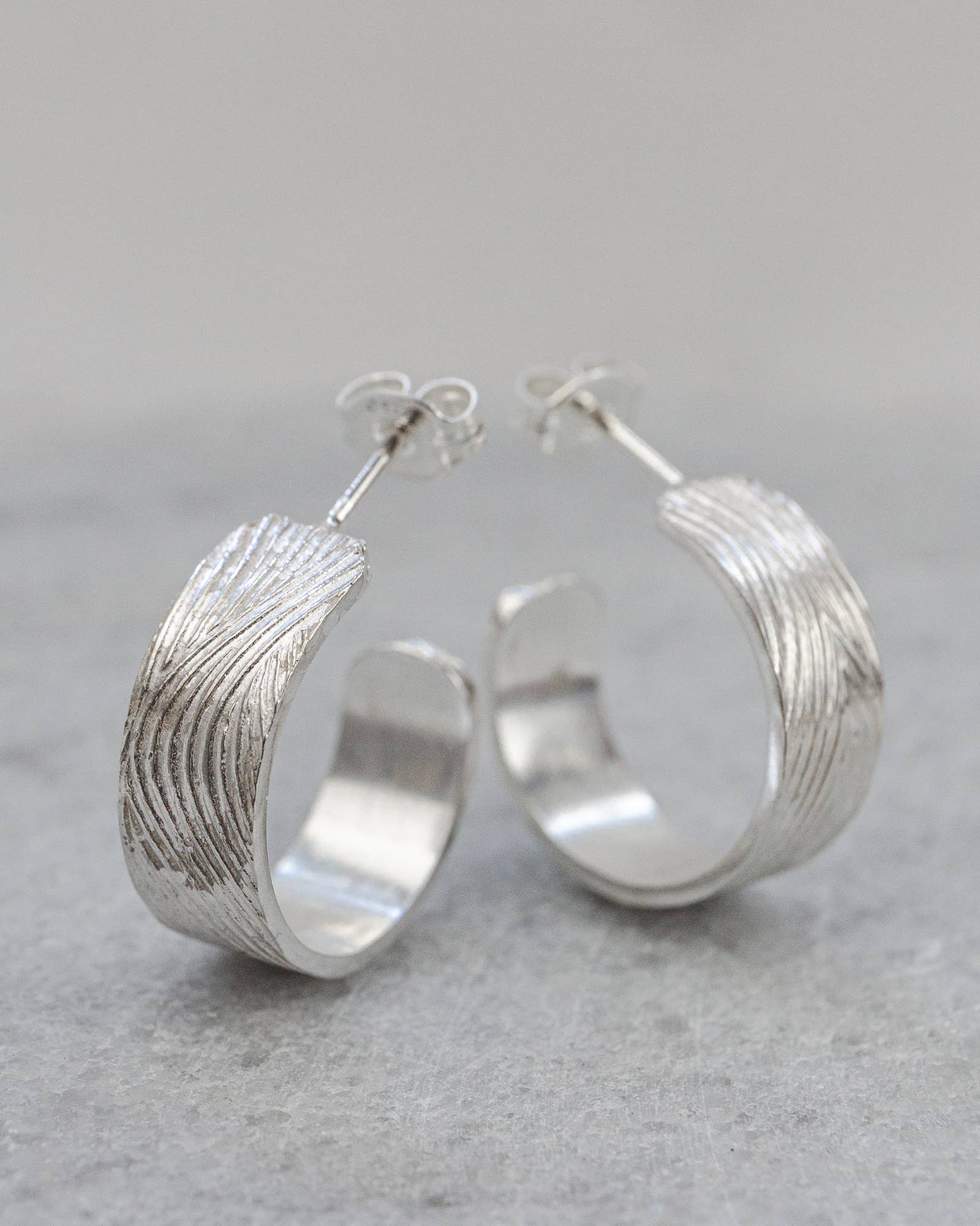 Lucy Kemp Jewellery - Vente Créoles - Créoles texturées en argent sterling - Texture de grain de bois1