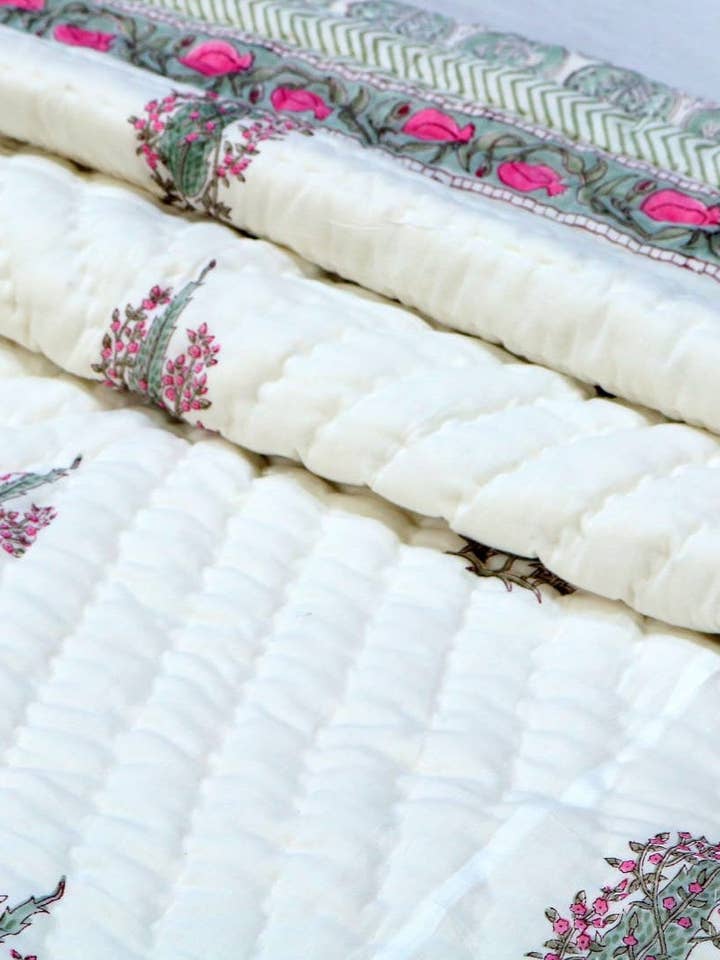 Couette/Couverture en coton biologique fait main de Jaipur pour la vente par Akshu & Ameirah