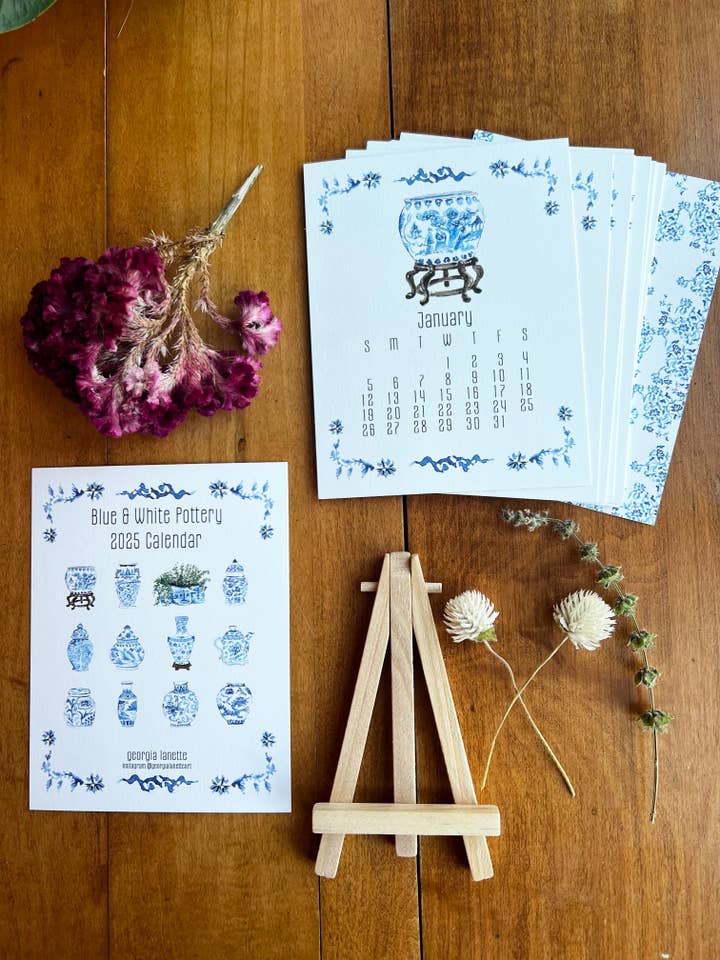 Calendrier de poterie bleu et blanc 2025 pour la vente par Georgia Lanette Art