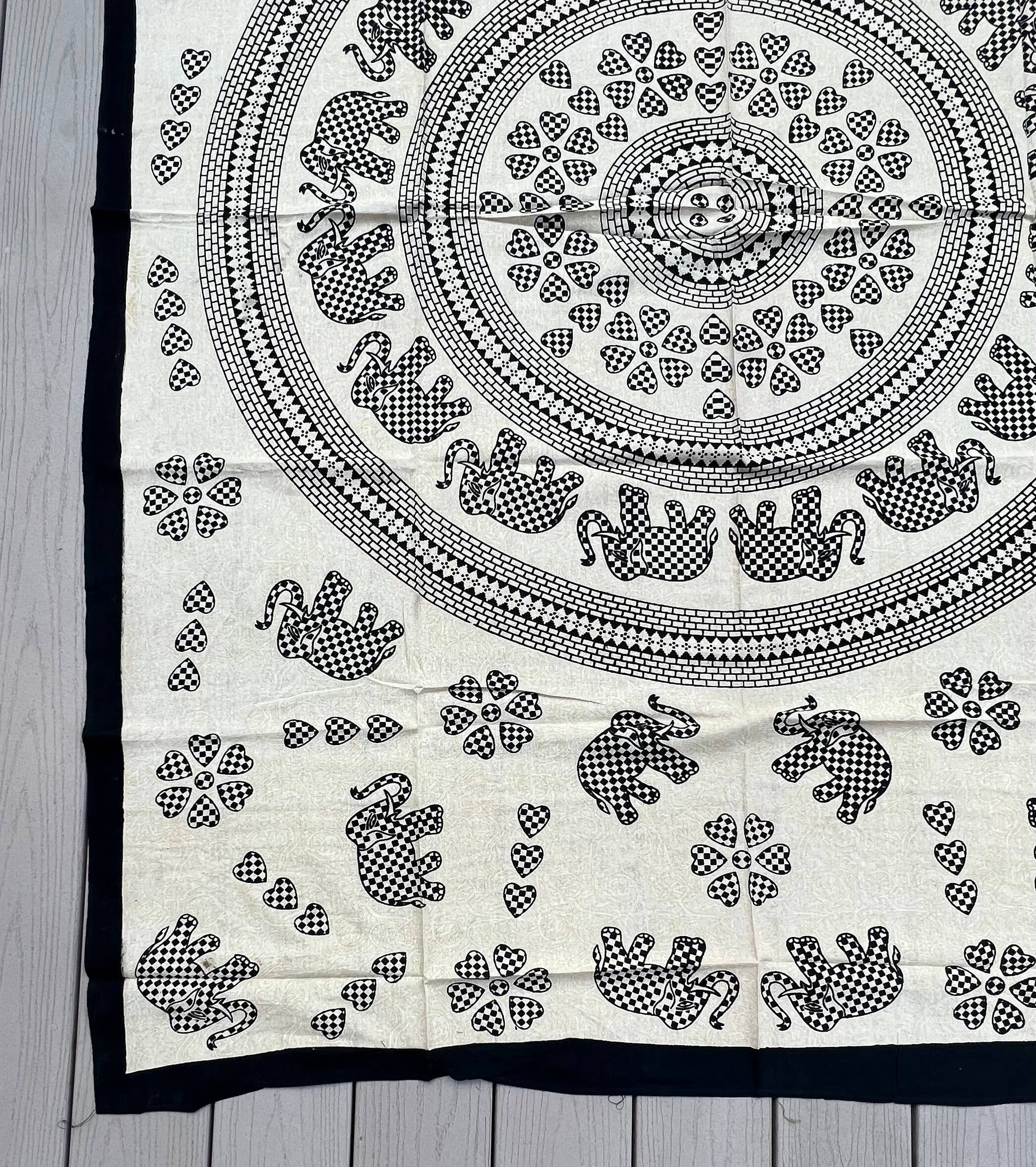 Lungta Imports - Vendita all'ingrosso Arazzi/Tessuti d'arredo - Arazzo Elephant Mandala 80 «X50" Bianco19