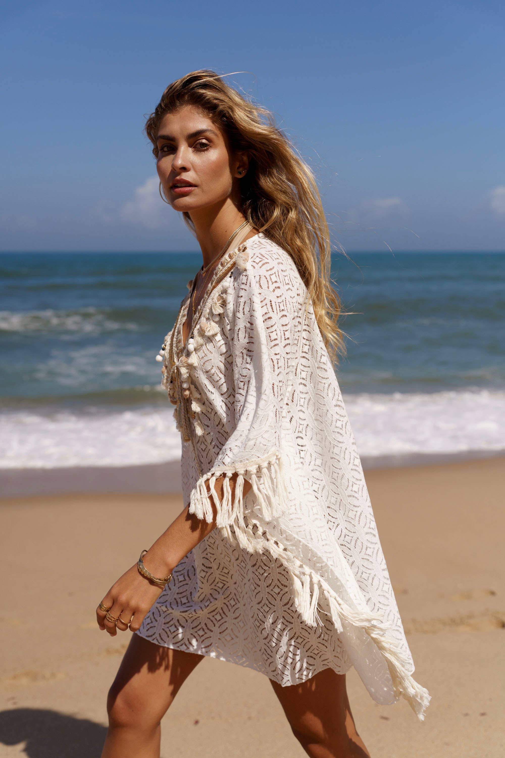 GOLDEN LIVE PARIS – Engroshandel Kjole - Dame – DIANE 9157 boheme ponchodragt i blonder med frynser2