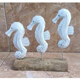 Soporte decorativo de madera flotante de 9" x 10" con 3 caballitos de mar para venta al por mayor de Tremont Floral Supplies