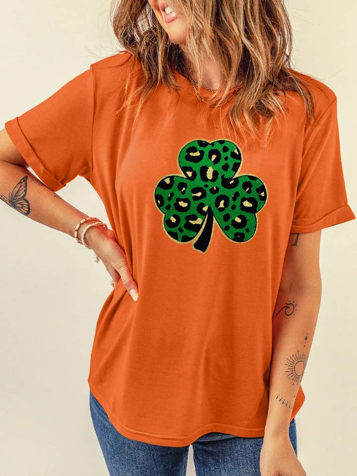 T-shirt graphique trèfle léopard de la Saint-Patrick pour la vente par Lovesoft