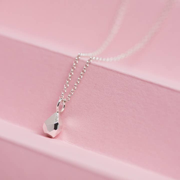 Ciondolo in argento sfaccettato - Collezione Erobre per la vendita all'ingrosso da parte di Hannah Weston Jewellery