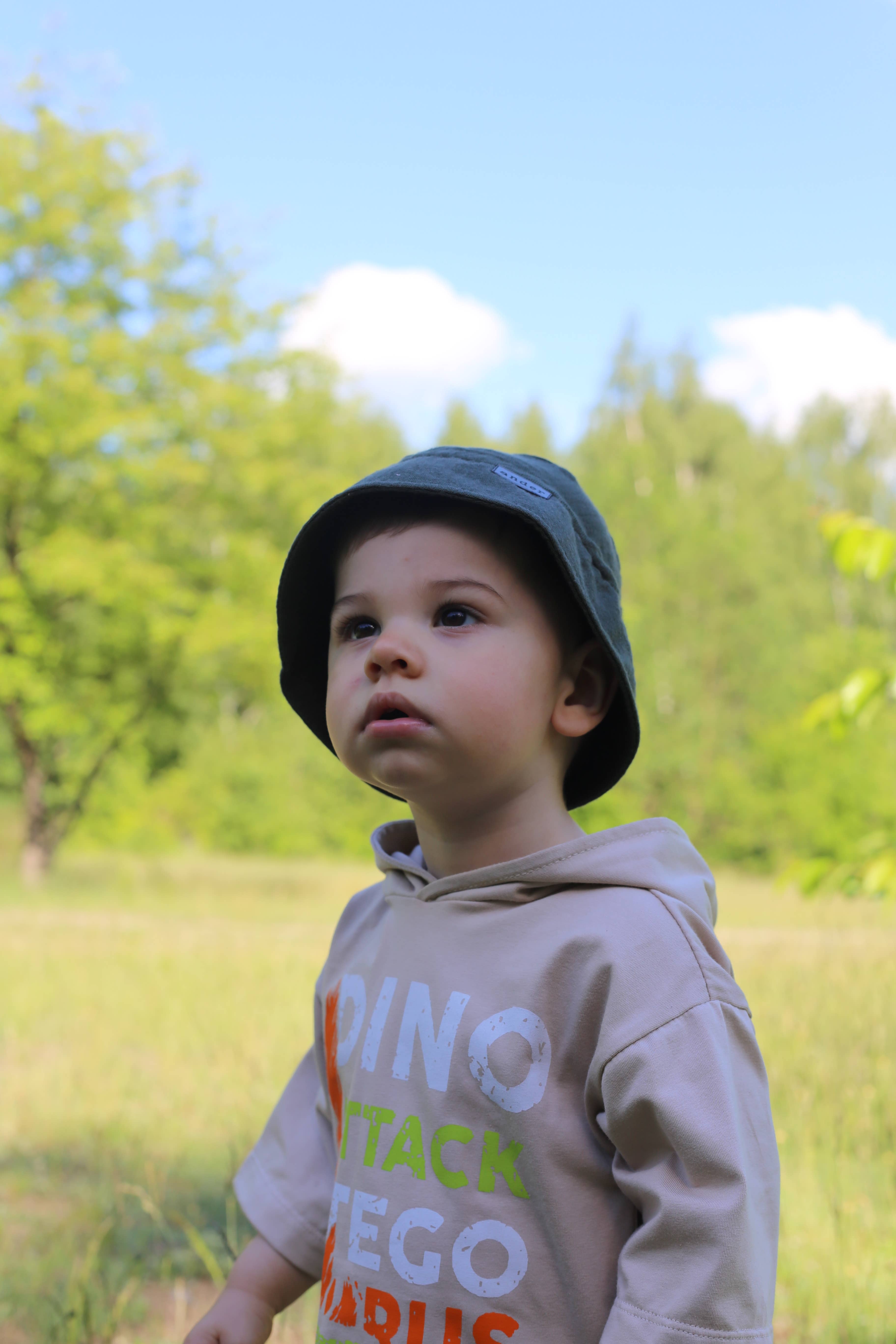 khaki Bucket hat "Angelo" i khaki muslinbomuld med label for engroshandel på Faire1