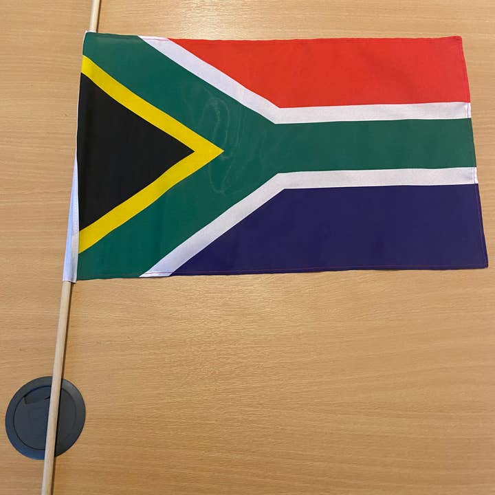 Grand drapeau à main de 18 x 12 pouces de l'Afrique du Sud (vendu par dizaines) pour la vente par Worldwide Flags Ltd