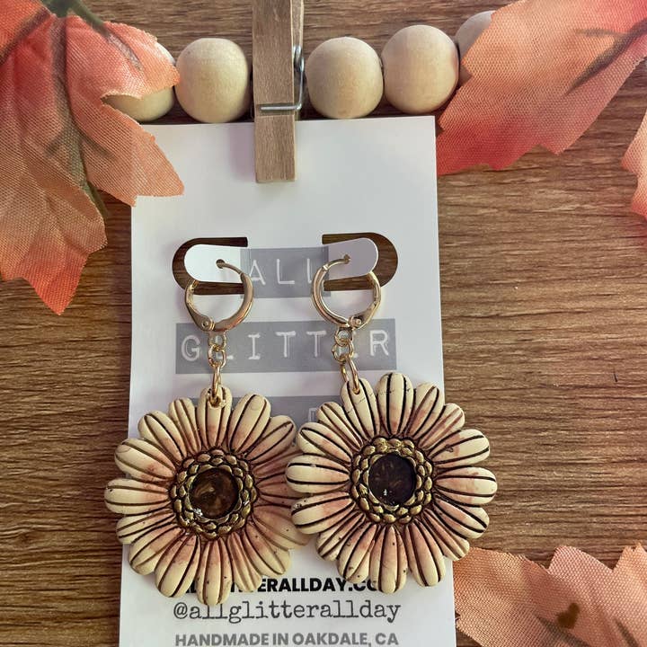 Boucles d'oreilles pendantes tournesol peintes à la main - plusieurs couleurs pour la vente par All GlitterAll Day
