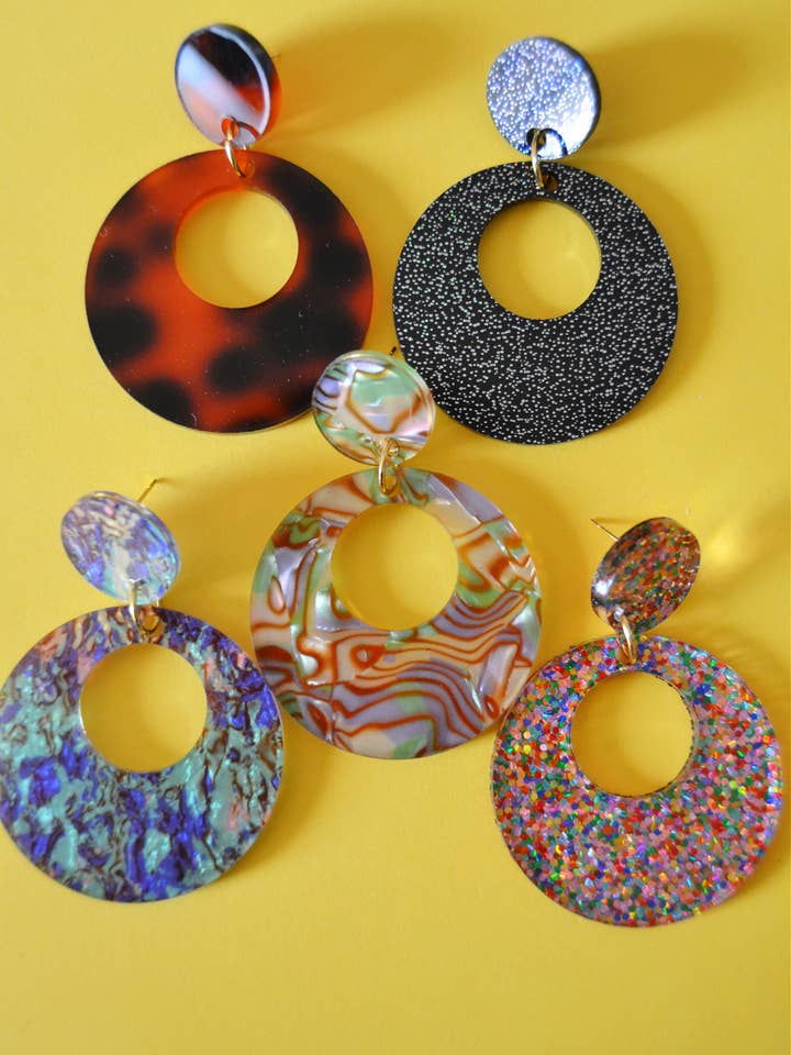 Acrylic Go-Go Retro Groovy Disco Statement Hoop-örhängen för wholesale av Rebel Disco Designs