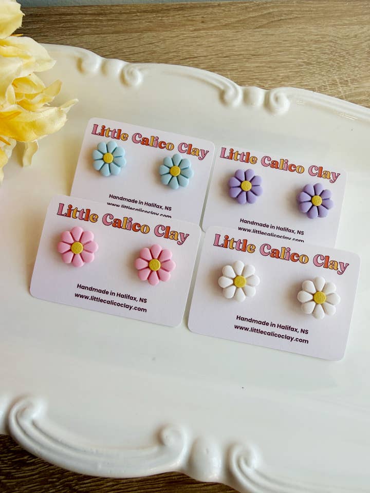 Pendientes Daisy Studs | Pendientes de arcilla polimérica para venta al por mayor de Little Calico Clay