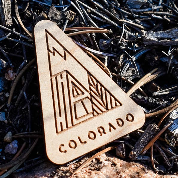 Aimant en bois personnalisable : Évasion en A-frame pour la vente par Pine + Ember