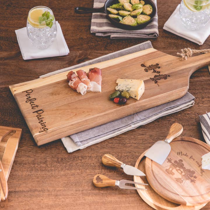Mickey & Minnie Mouse - Planche de service artisanale en acacia de 24 po pour la vente par Picnic Time Family of Brands