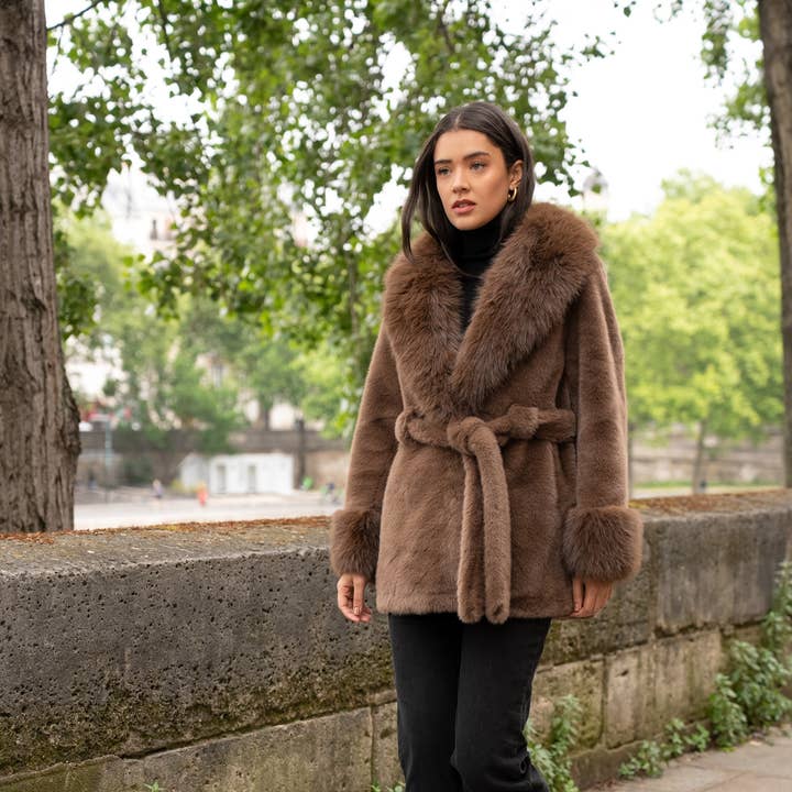 Faux Fur - Faux fur coat with large collar - Y171 and other Purchase Wholesale der beste für froschlaich seife. Free Returns & Net 60 Terms on Faire trending on Faire.