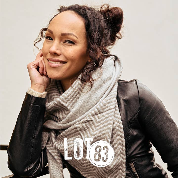 Triangel Scarf Saar Grå för wholesale av LOT83