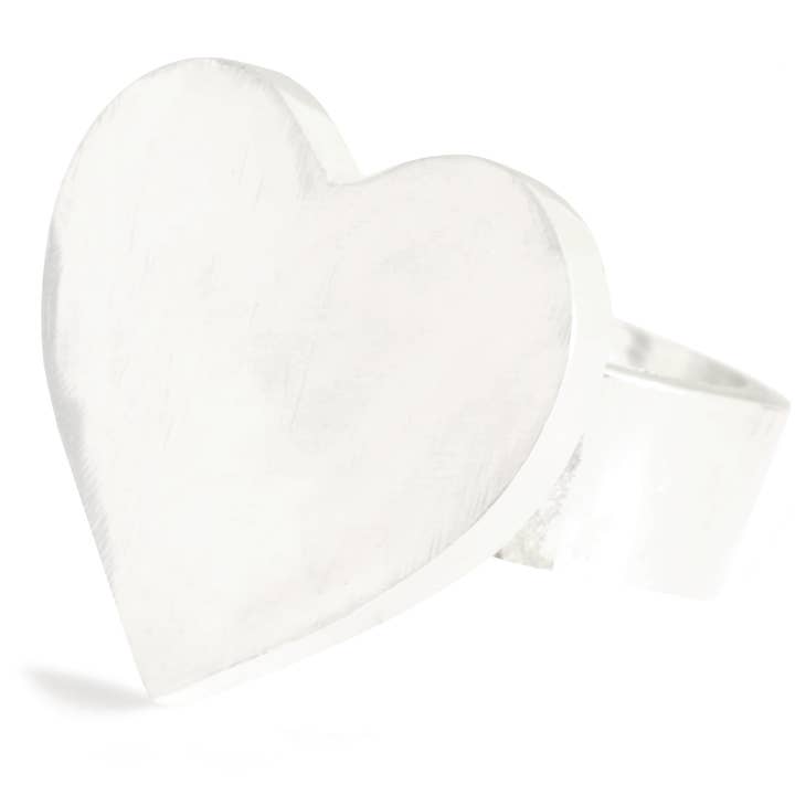 CHEVALIÈRE EN FORME DE CŒUR D'AMOUR pour la vente par Brooklyn Smithy