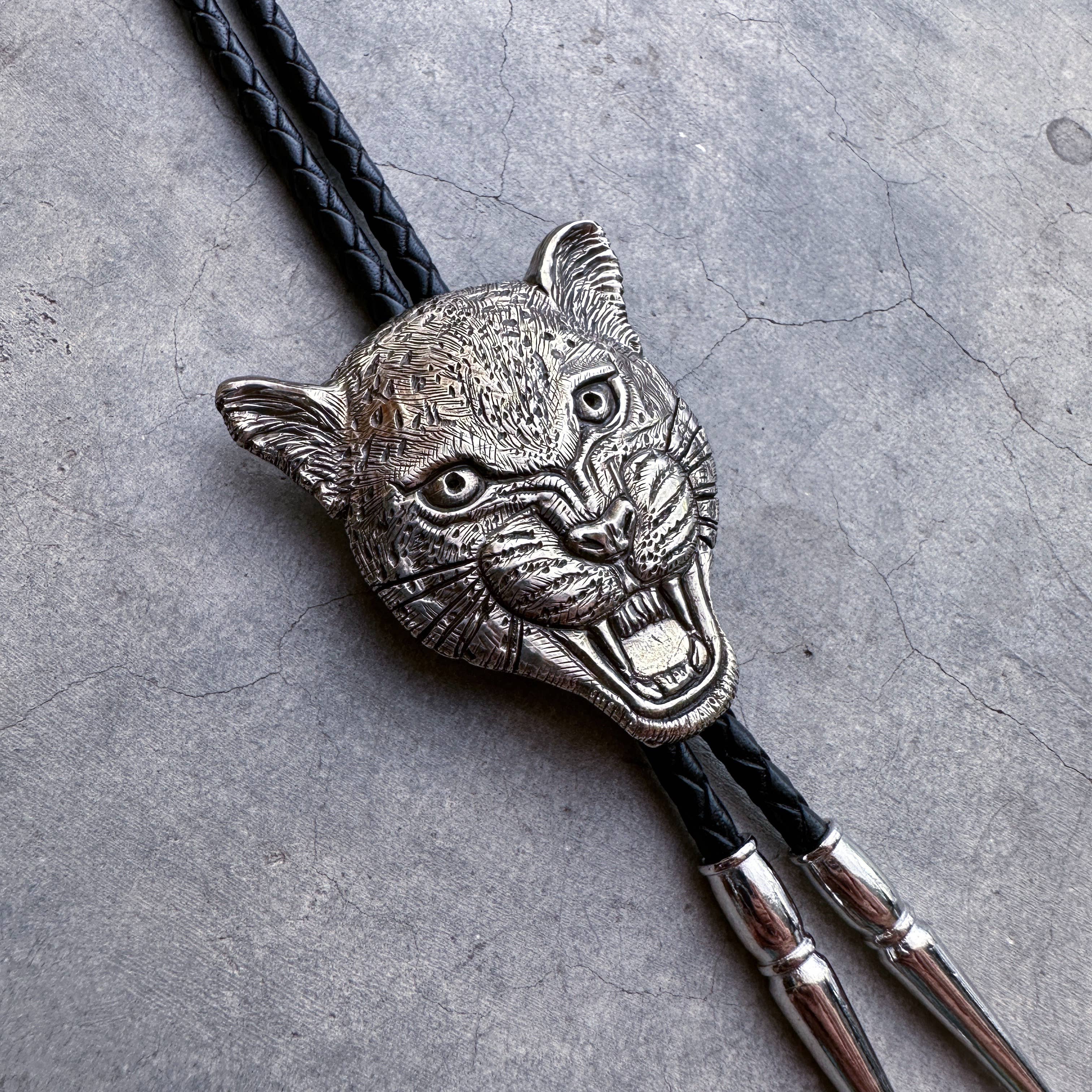 HELIOTROPE – Colar de tecido por atacado – Gravata Jaguar Bolo - (Grande)4