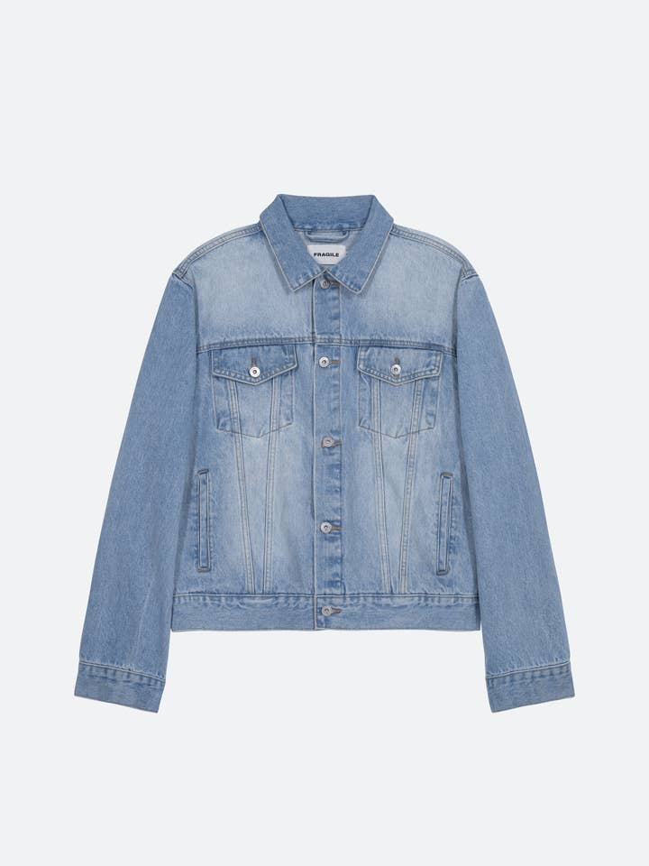 Veste en jean délavé bleu clair FRAGILE® pour la vente par FRGL