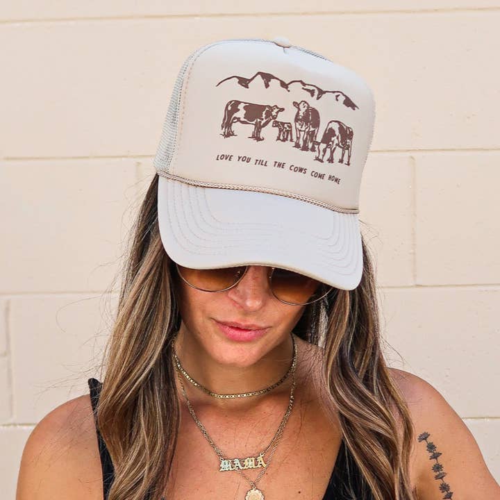 Casquette de camionneur Cows Come Home (kaki) pour la vente par Not From Malibu