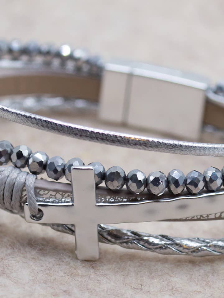 Silbernes Kreuzarmband – Perlenkreuz Mehrstrangarmband für den Großhandel von Eden Merry Jewelry by James Lawrence