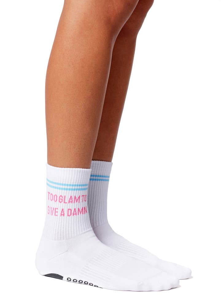 Chaussettes montantes antidérapantes « Too Glam to Give a Damn » pour la vente par Arebesk