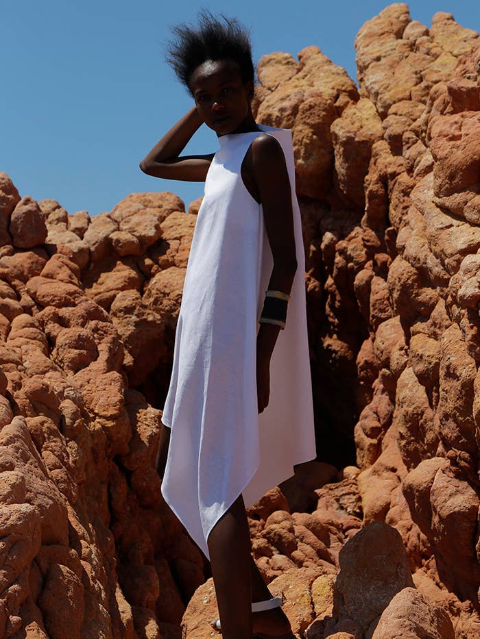 Antiopi Korte Asymmetrische Hooggesloten Jurk voor wholesale door Sign With Style