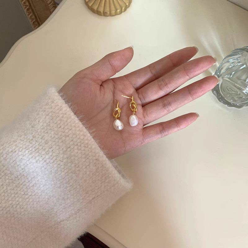 Perimade & Co. LLC - Venta al por mayor Pendientes colgantes - Pendientes nudo corazón con perla barroca en plata esterlina 9252