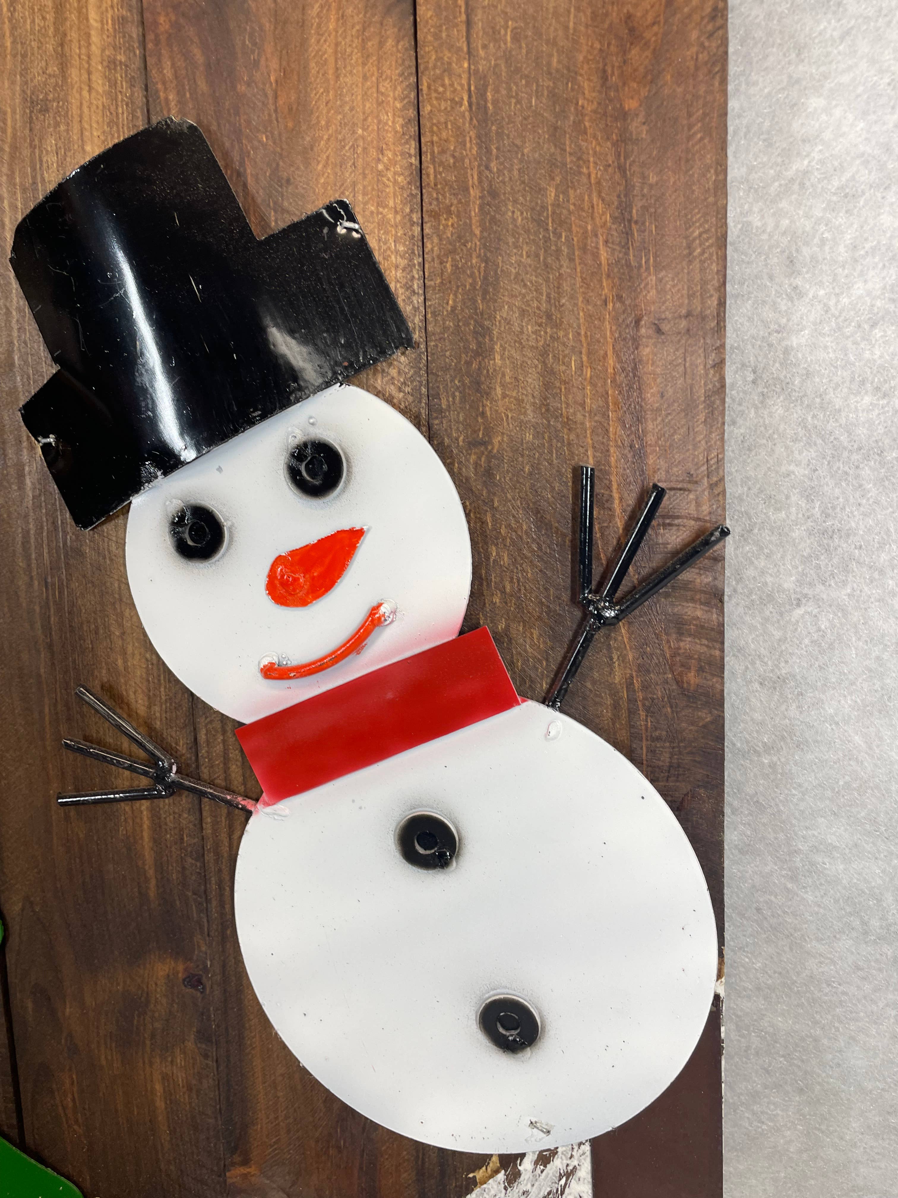 My Amigos Imports – Großhandel Weihnachtsschmuck – AUSVERKAUF-Weihnachtsschneemann Fenster-Wand-19x36H-Braun-30$5