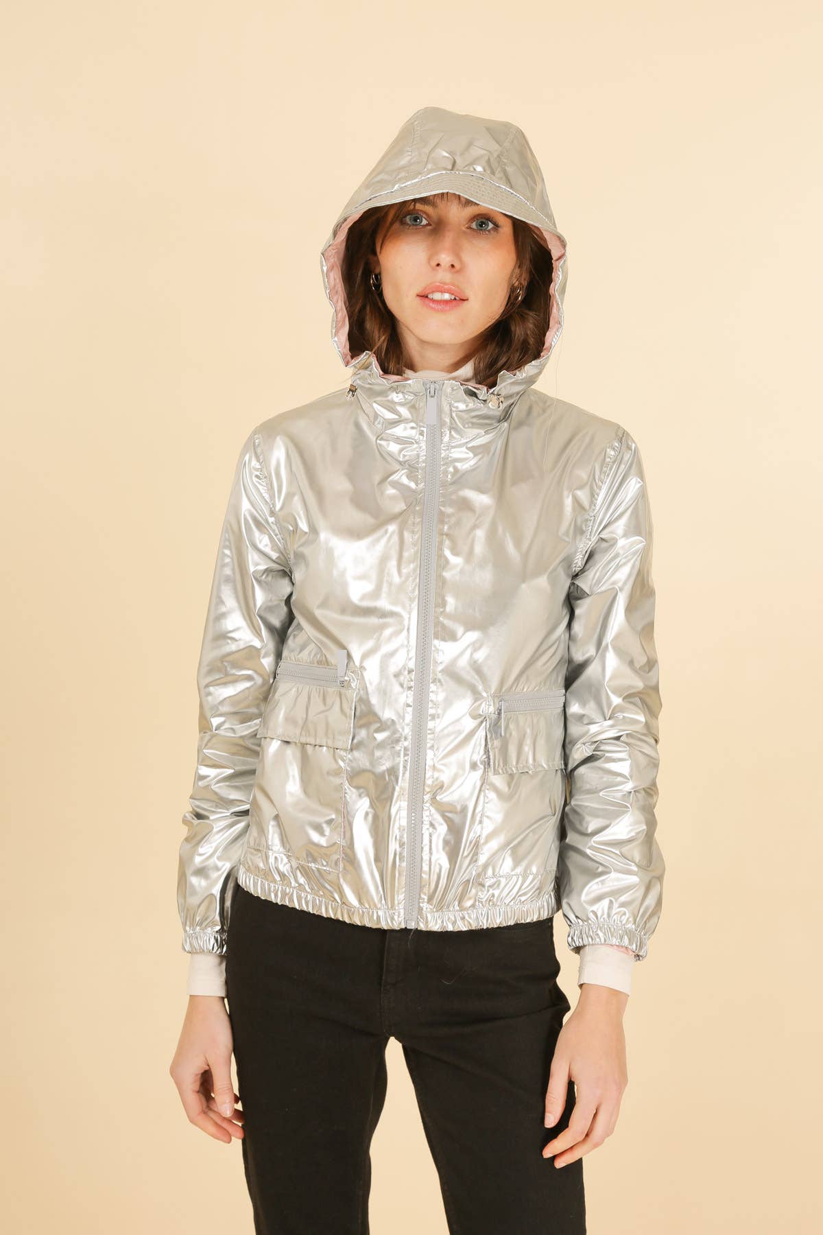 Attrait Paris – Engroshandel Vindjakke - Dame – Kort metallisk vindjakke med hætte og integreret skygge8