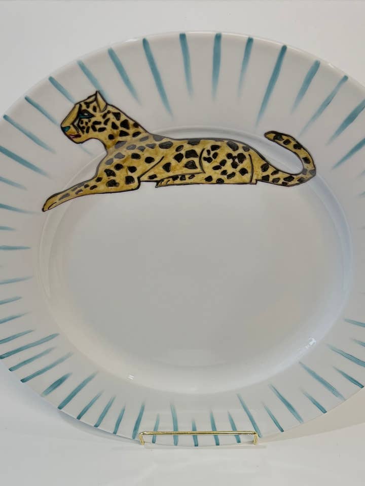 Assiette Ronde Blanche de 12 Pouces – Jaguar Peint à la Main avec Bordure Rayée Turquoise pour la vente par Mona H Paintings