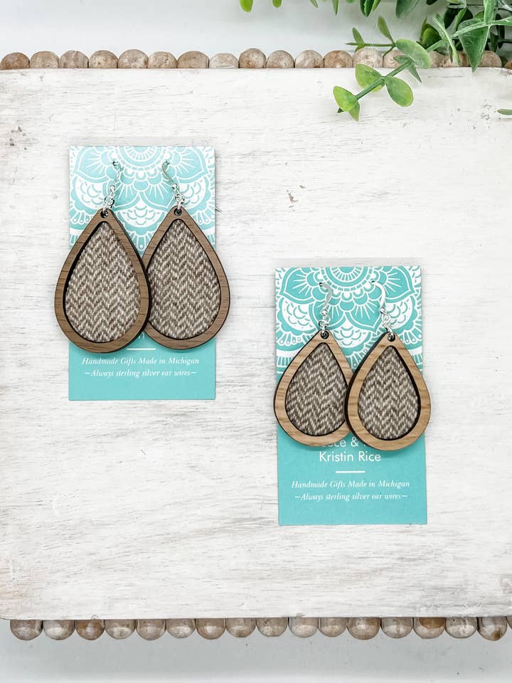 Boucles d'oreilles à chevrons enveloppées dans de la polaire pour la vente par Fleece & Fancy