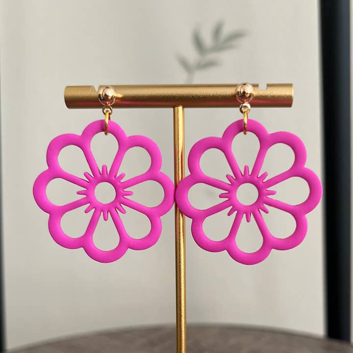 Cutout Flower Dingle Øreringe for engroshandel hos Love & Grace Gems LLC