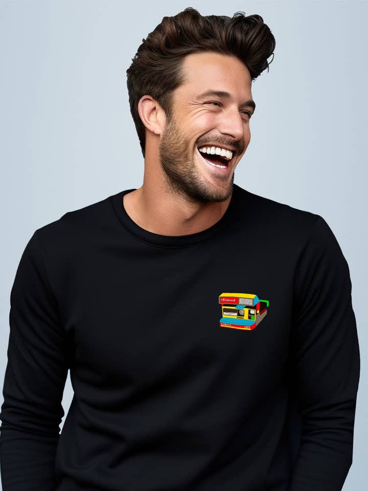 FELPA NERA DA UOMO CAPTURES GREAT MOMENTS HEART per la vendita all'ingrosso da parte di Wooop