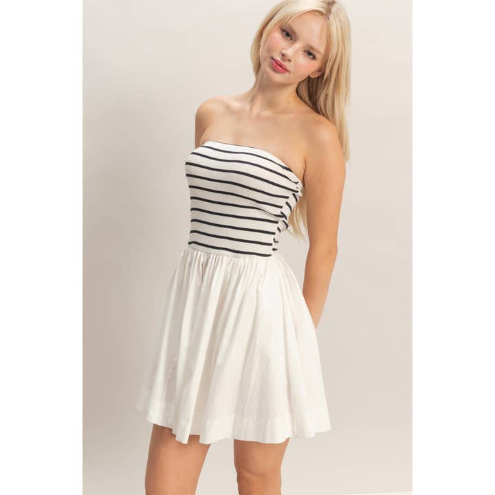 Schulterfreies gestreiftes fließendes Minikleid für den Großhandel von Double Zero