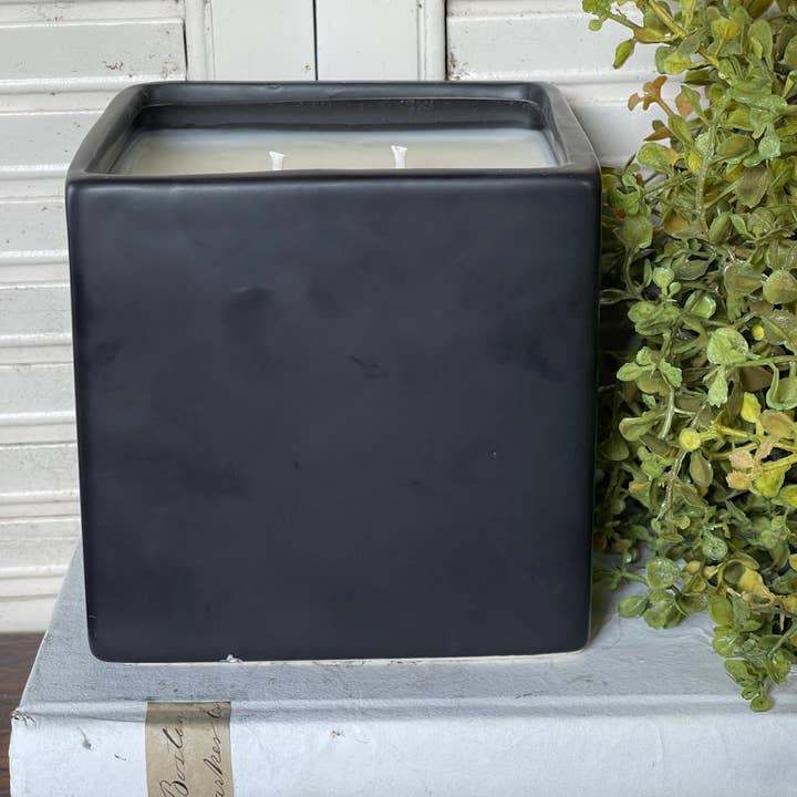 Bougie de soja 36 oz à la lavande et au bois de santal en poterie carrée pour la vente par 1858 Candle Co