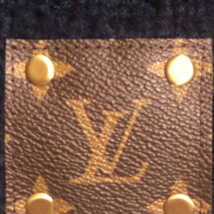 Embellish Your Life – Engroshandel Beanie - Dame – Up-Cycled LV Aftagelig Pom Beanie2