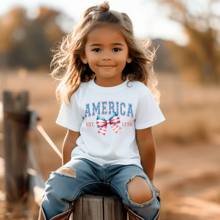 America Est. 1776 4. juli Patriotisk T-shirt til piger for engroshandel hos AvaryMaeInspirations