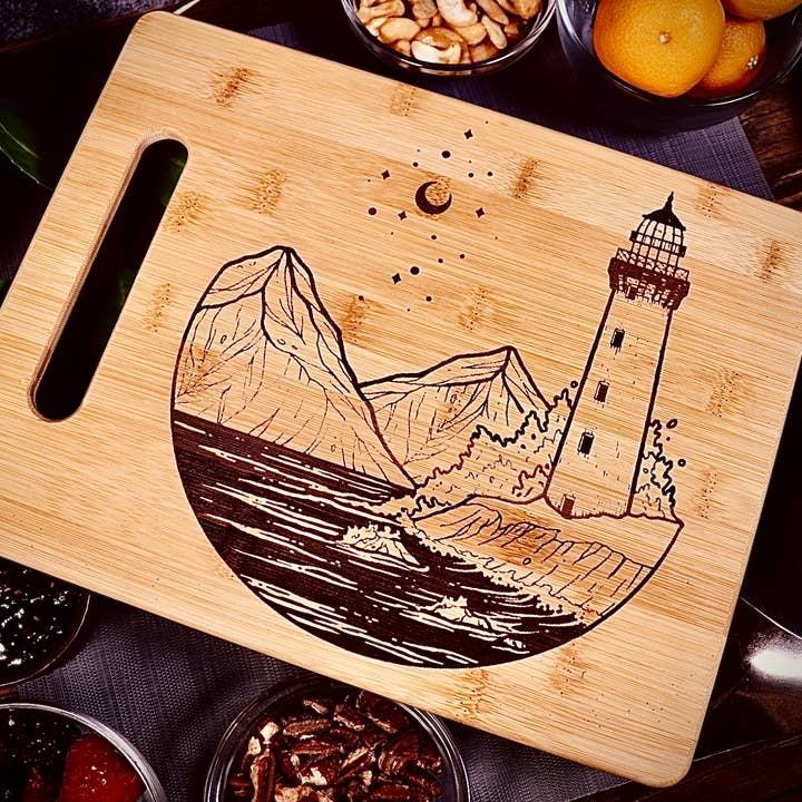 Rustic Cedar Co - Vente Planche à découper - Planche à découper en bambou gravé Lighthouse on Rocks