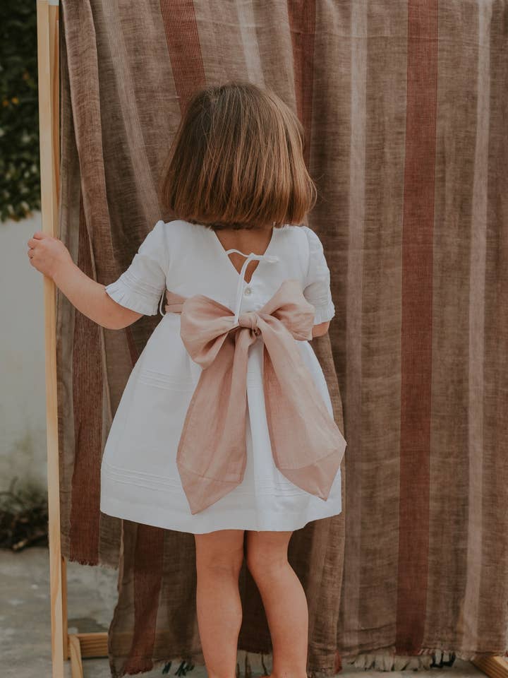 Vit klänning med ribbade detaljer och 3/4-ärmar för wholesale av Nós e Tranças