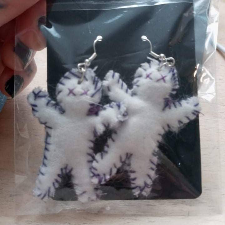 Kanaska – wholesale Hängande örhängen – Voodoo docka örhängen (handsydda och Halloween)