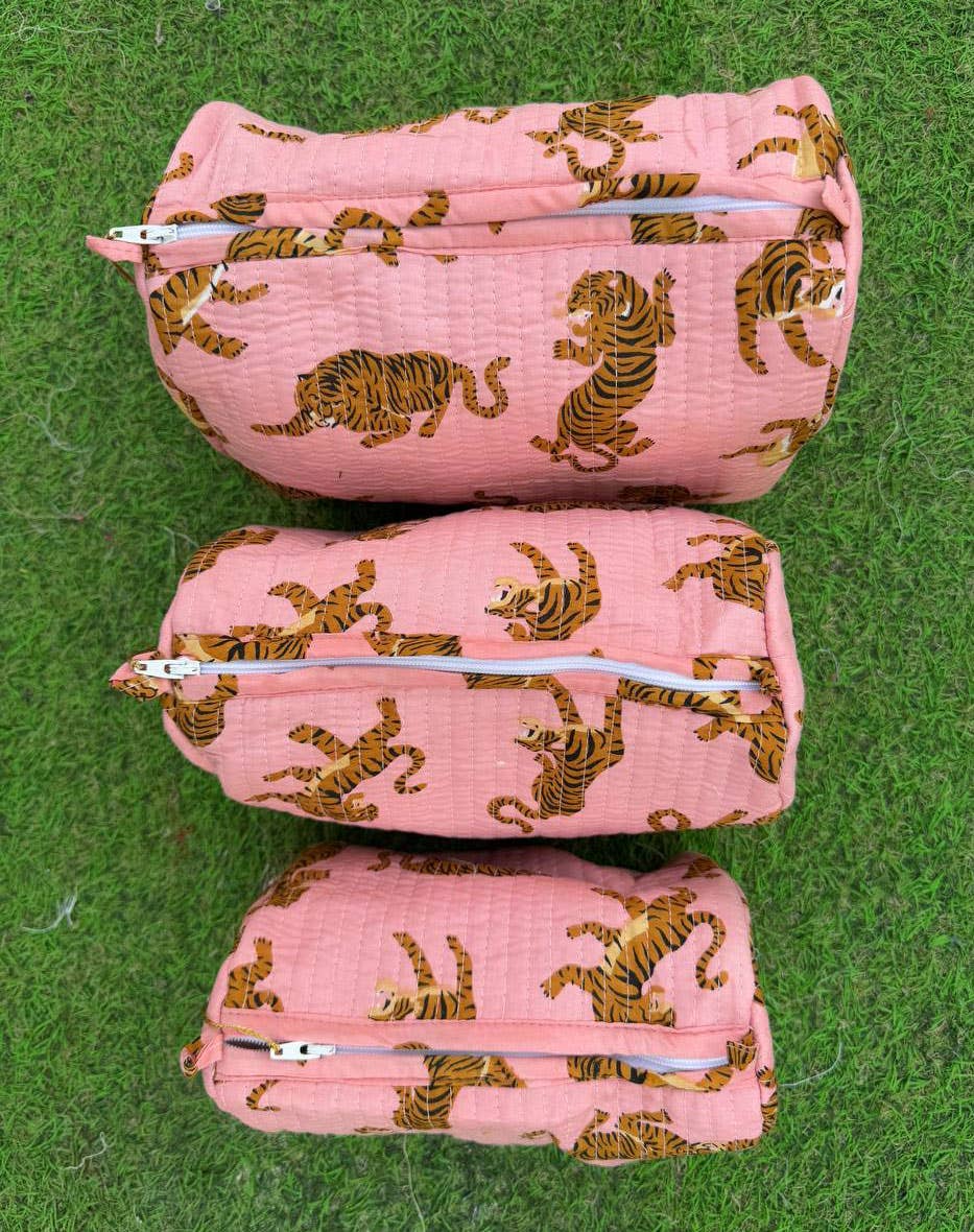 bhavnas boutique - Vente Trousses de maquillage/cosmétique - Trousse de toilette matelassée en coton rose clair avec imprimé tigre2