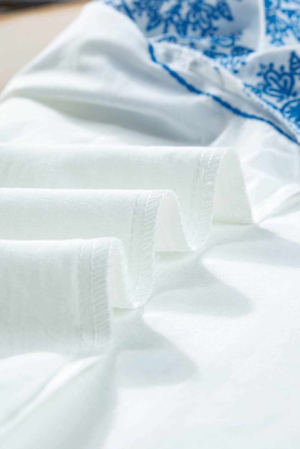 Blanc Blouse brodée à manches volantées et col volanté en vente sur Faire5