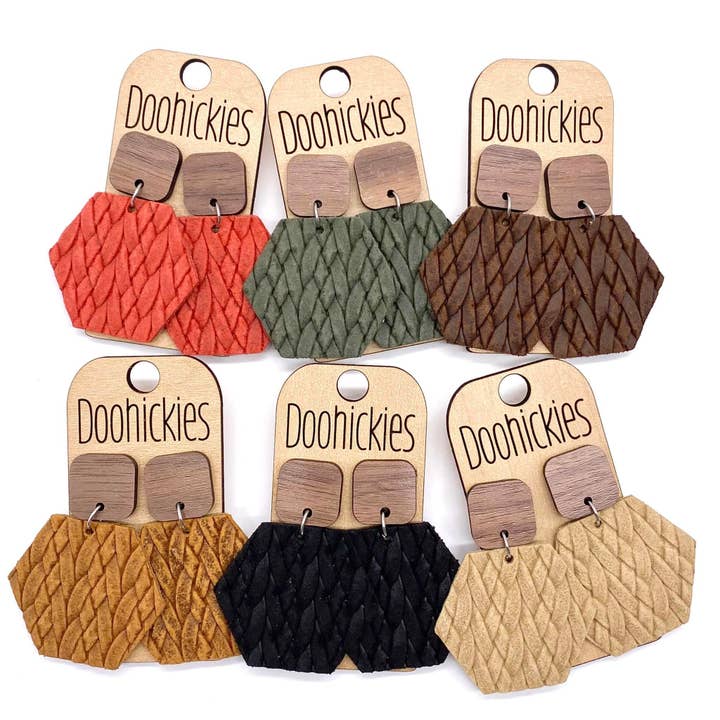 Boucles d'oreilles d'automne en forme de cubes en noyer de 2 po et pendentifs hexagonaux tressés pour la vente par Doohickies