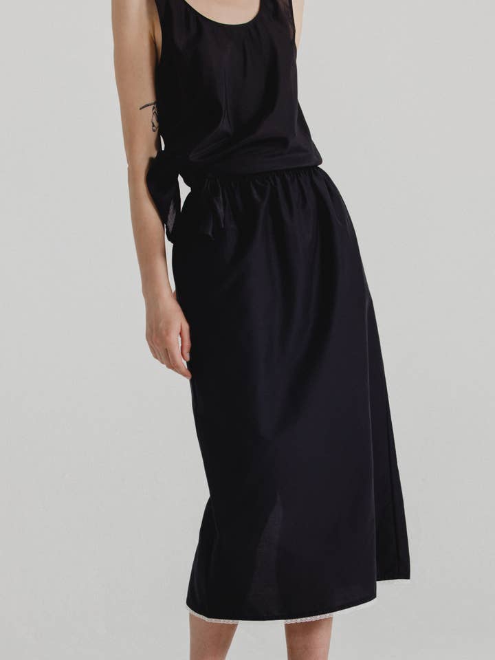 Jupe en soie et coton noire pour la vente par Alas