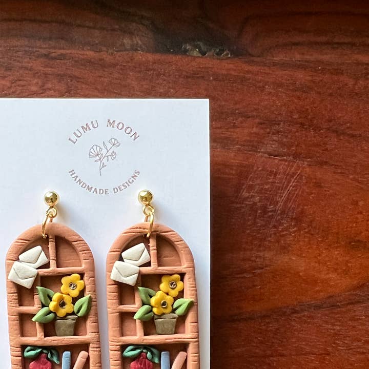 Sweet Nostalgia Bokhyllörhängen för wholesale av Lumu Moon Handmade Designs