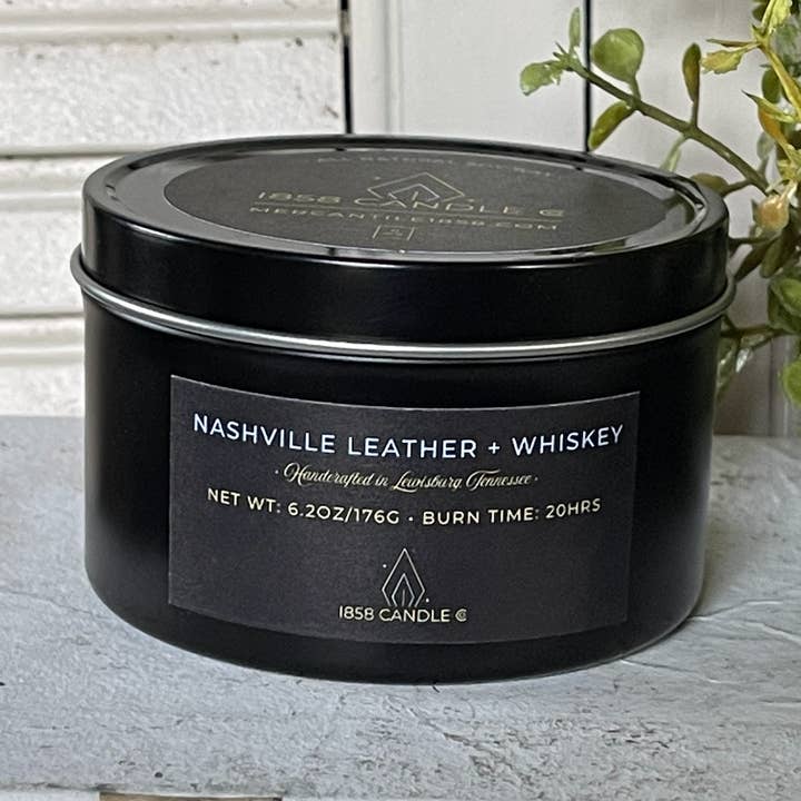 Bougie de soja Nashville Leather + Whisky 6 oz dans une boîte de voyage pour la vente par 1858 Candle Co