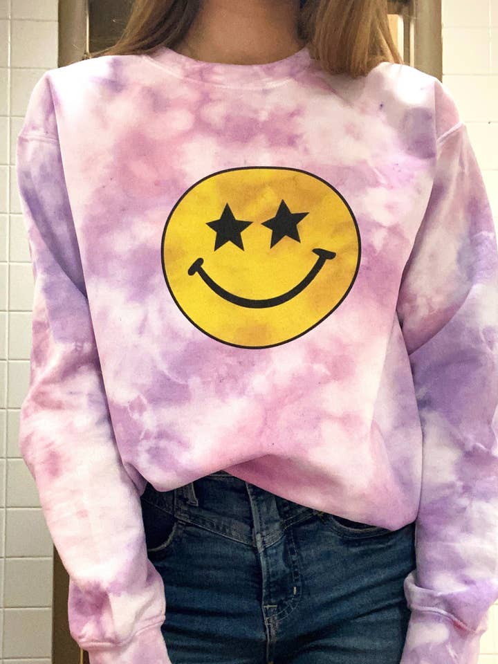 Tie Dye Smiley Face Rundhalsringad tröja för wholesale av Lifestyle Outpost
