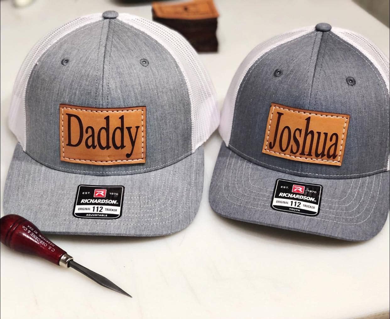 Rafter B Leather – Großhandel Trucker-Cap – Unisex – Kundenspezifische Hüte mit Lederaufnäher (12 Hüte)5