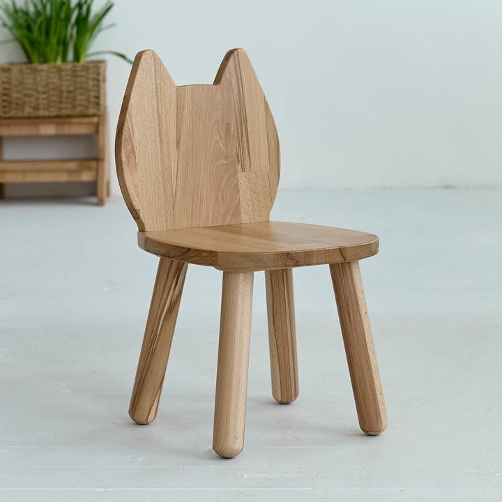 Naturlig træbørnestol med kattemotiv - Møbler til børnehave for engroshandel hos ODEAS