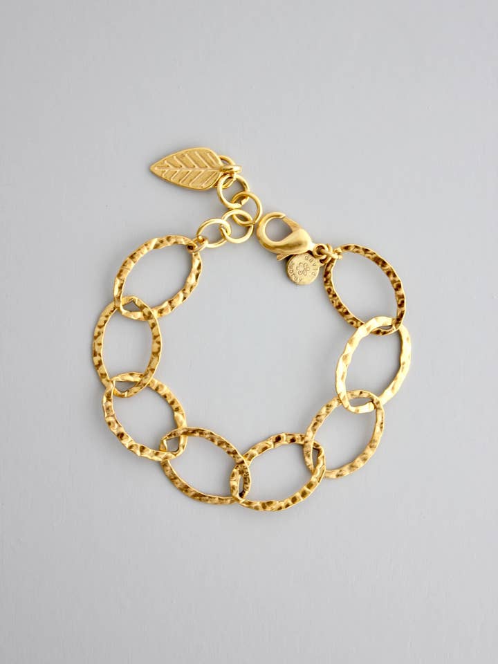 Pulsera de cadena martillada en oro mate de 18k DORB24 para venta al por mayor de David Aubrey Jewelry