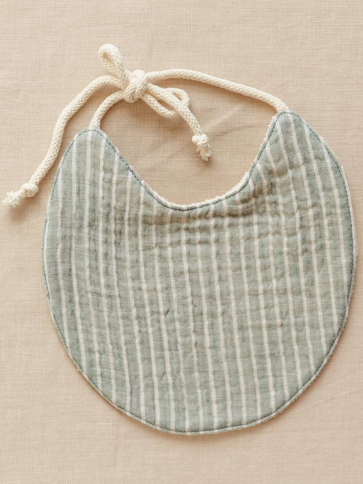 Baby slabbetje / Salie Strepen voor wholesale door PETITE EvelinaApparel