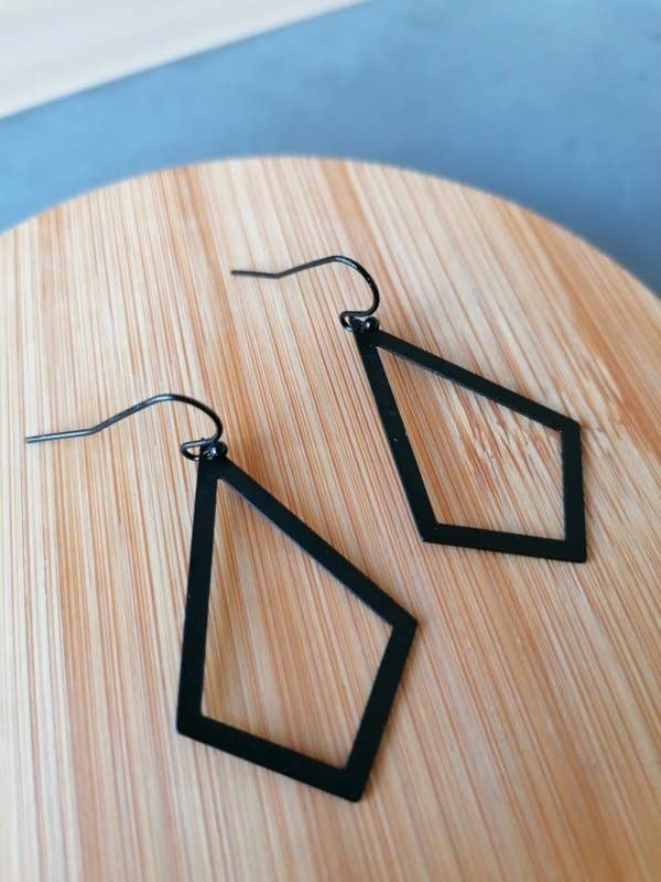 Sort rombeørering med minimalistiske vinduer for engroshandel hos Lily